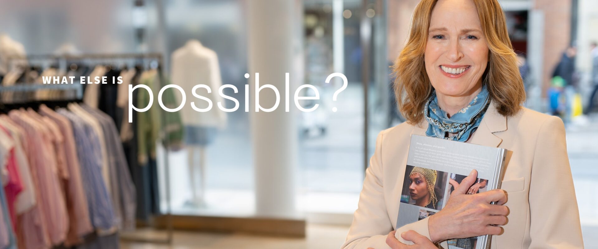 iris-seng-business-story-architect-about-my-story-reading Iris Seng, Business Story Architect und Mentorin, vertieft in ein Buch über Design und Storytelling in einem Concept Store – ein Moment der Inspiration für den Bereich ‚Über mich‘