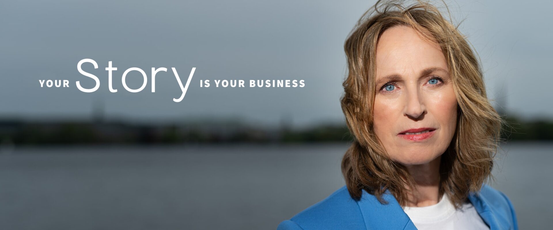 Iris Seng, Business Story Architect und Mentorin für kreative Solopreneurinnen, mit intensivem Blick in die Kamera vor der Alster in Hamburg - aufgenommen im Editorial Stil von Business Glow Creator Heike Moellers.