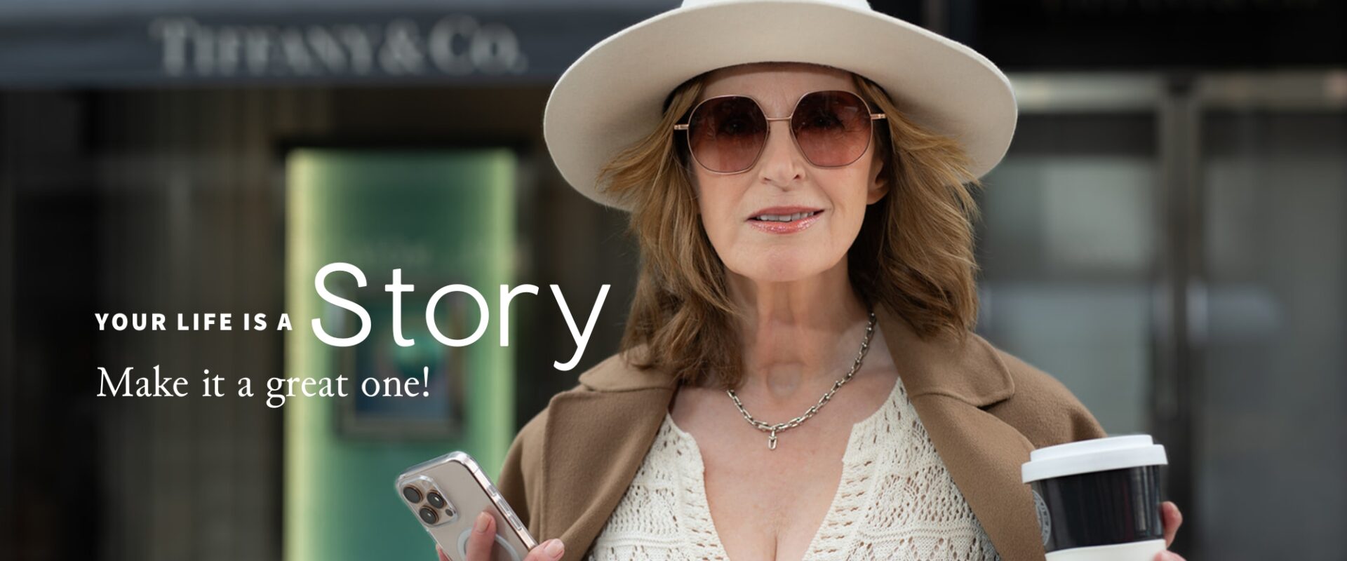 Iris Seng, Business Story Architect, mit Coffee-to-go und Smartphone im Frühstück bei Tiffany Look in Hamburg – als visuelles Statement auf ihrer Work with Me-Seite. Die Headline lautet: ‚Your Life is a Story – Make it a great one!‘