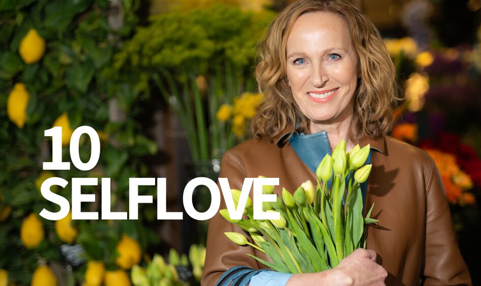 Porträt von Iris Seng mit Blumen - Gate 10 Selbstliebe im Human Design, Natürlichkeit und Selbstannahme