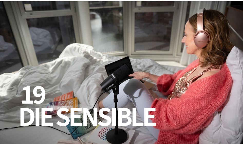 Frau mit Kopfhörern und Mikrofon am Laptop im Bett, Coverbild zu Hexagram- Tor 19