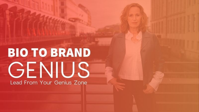 Businessfrau steht selbstbewusst in urbaner Kulisse und repräsentiert Personal Branding aus der Genius Zone mit Human Design und Storytelling